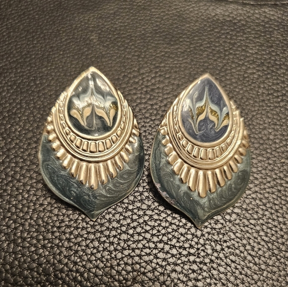 Jewelry - Vintage lightweight 3 tones earrings.